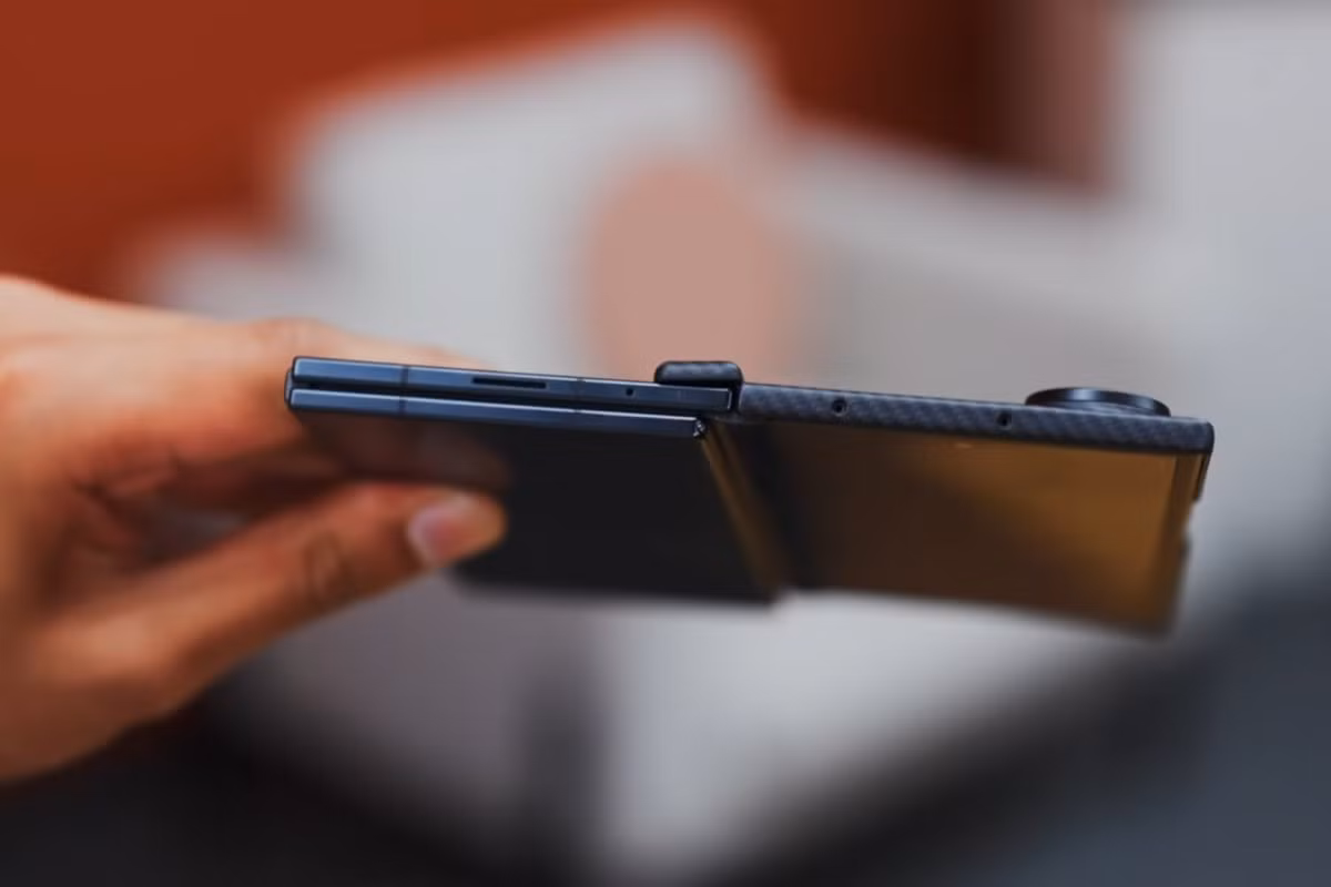 Samsung Galaxy Z TriFold sở hữu cơ chế gập/mở khác so với Huawei Mate XT Ultimate.