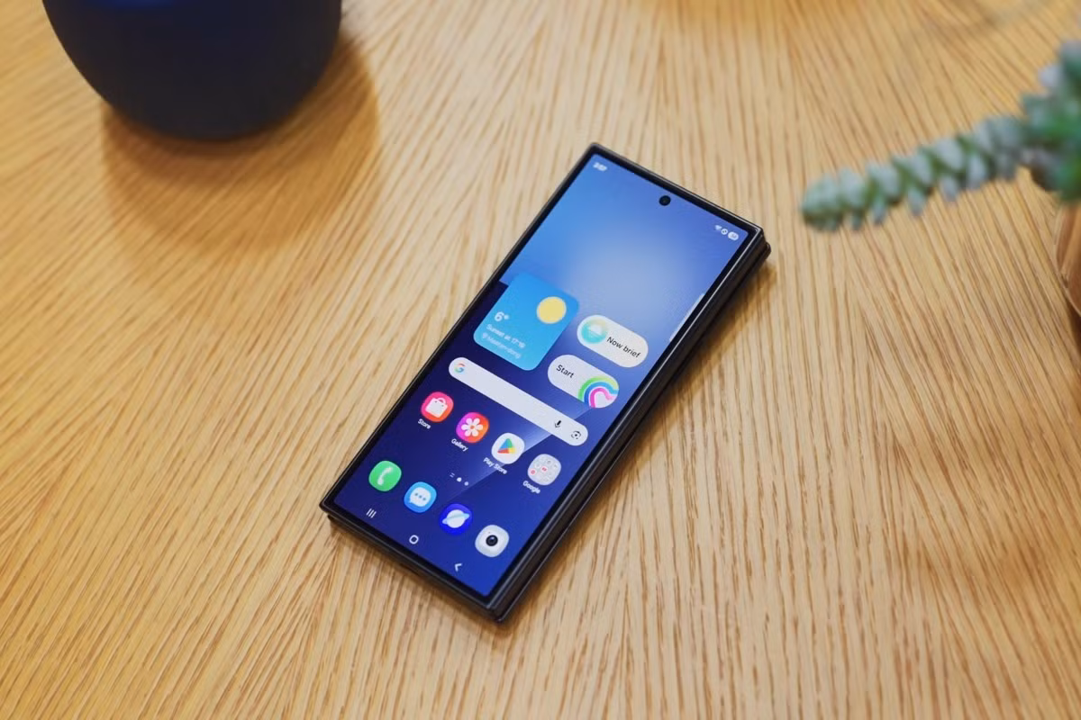 Màn hình ngoài được bảo vệ bởi kính cường lực Gorilla Glass Ceramic 2; trong khi màn hình trong vẫn sở hữu chất liệu dẻo tương tự như Galaxy Z Fold7 để đảm bảo được độ linh hoạt khi gập mở. Tiêu chuẩn kháng nước IP48 (tựa Galaxy Z Fold7) vẫn có mặt trên mẫu điện thoại gập 3 này.