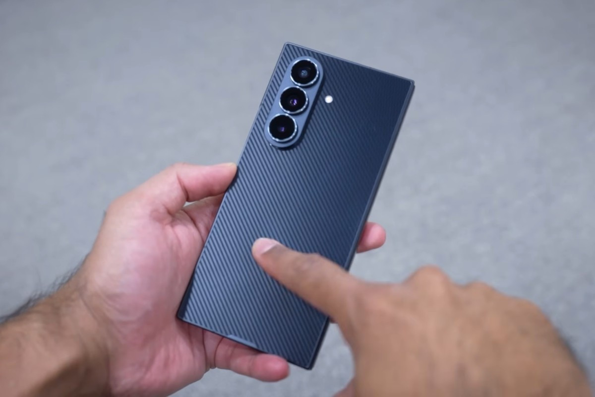 Mặt lưng của Galaxy Z TriFold được hoàn thiện từ chất liệu Fibreglass Composite (Nhựa gia cường sợi thuỷ tinh) với hoạ tiết tựa vân carbon chìm. Điều này tạo cho máy một cái nhìn rất hầm hố và chắc chắn (dù bản chất đây vẫn là chất liệu nhựa). Mặt lưng cũng là nơi có sự xuất hiện của cụm 3 camera với thiết kế và vị trí tương đồng như trên Galaxy Z Fold7.