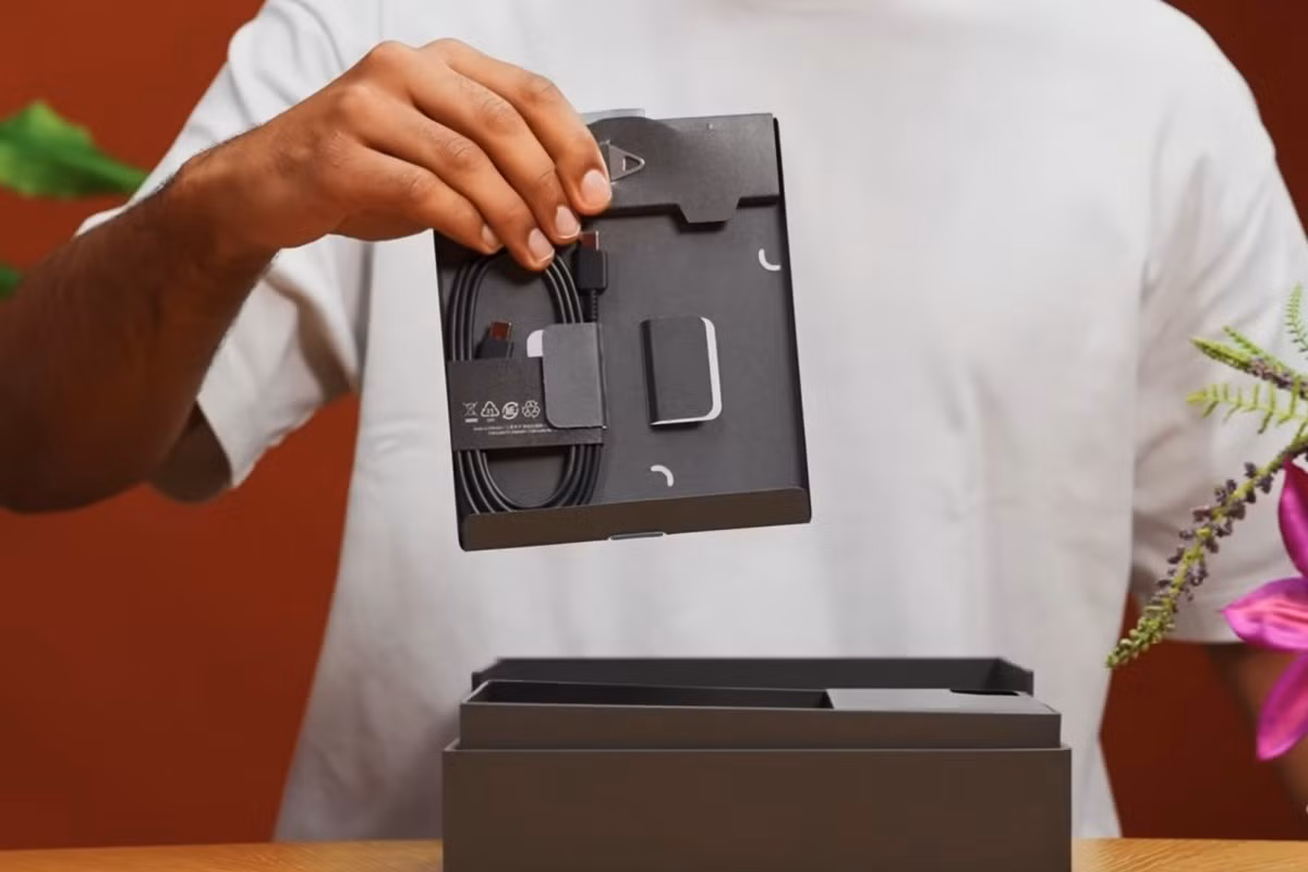 Ở trong hộp, bên cạnh “nhân vật chính” là chiếc Galaxy Z TriFold, người dùng sẽ nhận được bộ phụ kiện bao gồm ốp lưng, dây sạc, que chọc SIM và củ sạc 45W - thứ đã bị Samsung loại bỏ từ lâu trên các dòng điện thoại của hãng.