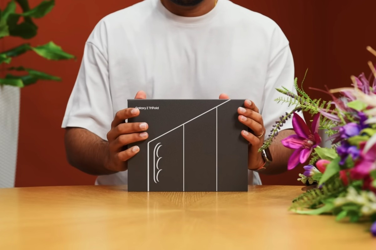 Hộp đựng của Samsung Galaxy Z TriFold sẽ lập tức gây ấn tượng bởi độ dày của nó.