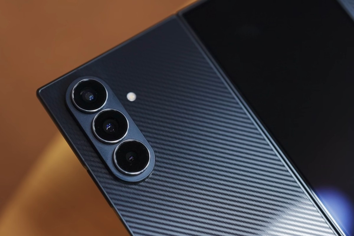 Samsung Galaxy Z TriFold được trang bị hệ thống 3 ống kính với cảm biến chính 200MP, cảm biến telephoto 3x 10MP và ống kính góc rộng 12MP. Máy cũng được trang bị 2 camera selfie cho cả màn hình trong/ngoài với độ phân giải cùng đạt 10MP.