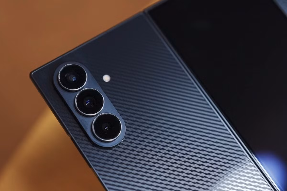 Samsung Galaxy Z TriFold được trang bị hệ thống 3 ống kính với cảm biến chính 200MP, cảm biến telephoto 3x 10MP và ống kính góc rộng 12MP. Máy cũng được trang bị 2 camera selfie cho cả màn hình trong/ngoài với độ phân giải cùng đạt 10MP.