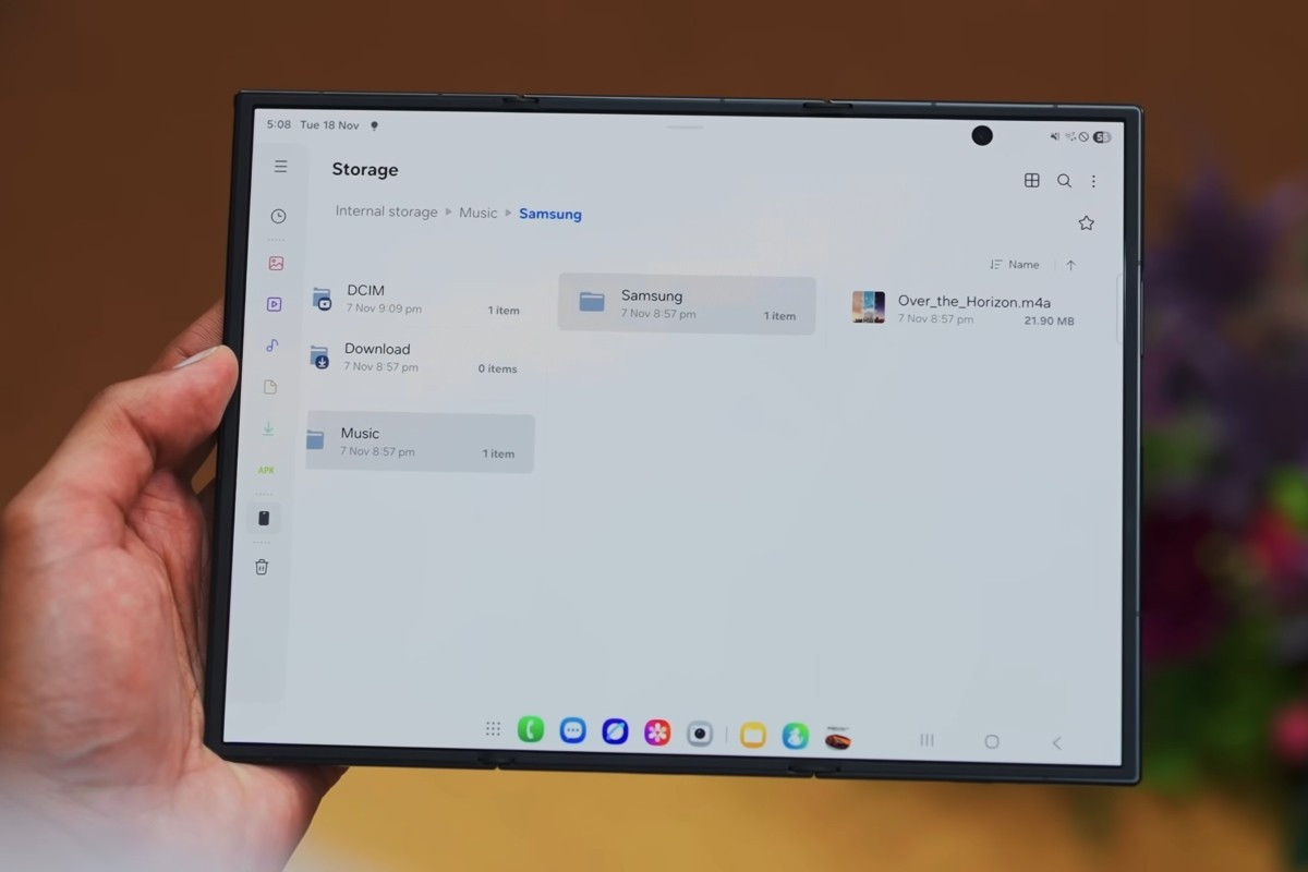 Samsung Galaxy Z TriFold được trang bị chipset Qualcomm Snapdragon 8 Elite for Galaxy, 16GB RAM và 512GB ROM cho phiên bản bộ nhớ tiêu chuẩn. Khi Cận cảnh Samsung Galaxy Z TriFold, phần mềm chắc chắn là yếu tố không thể bỏ qua.