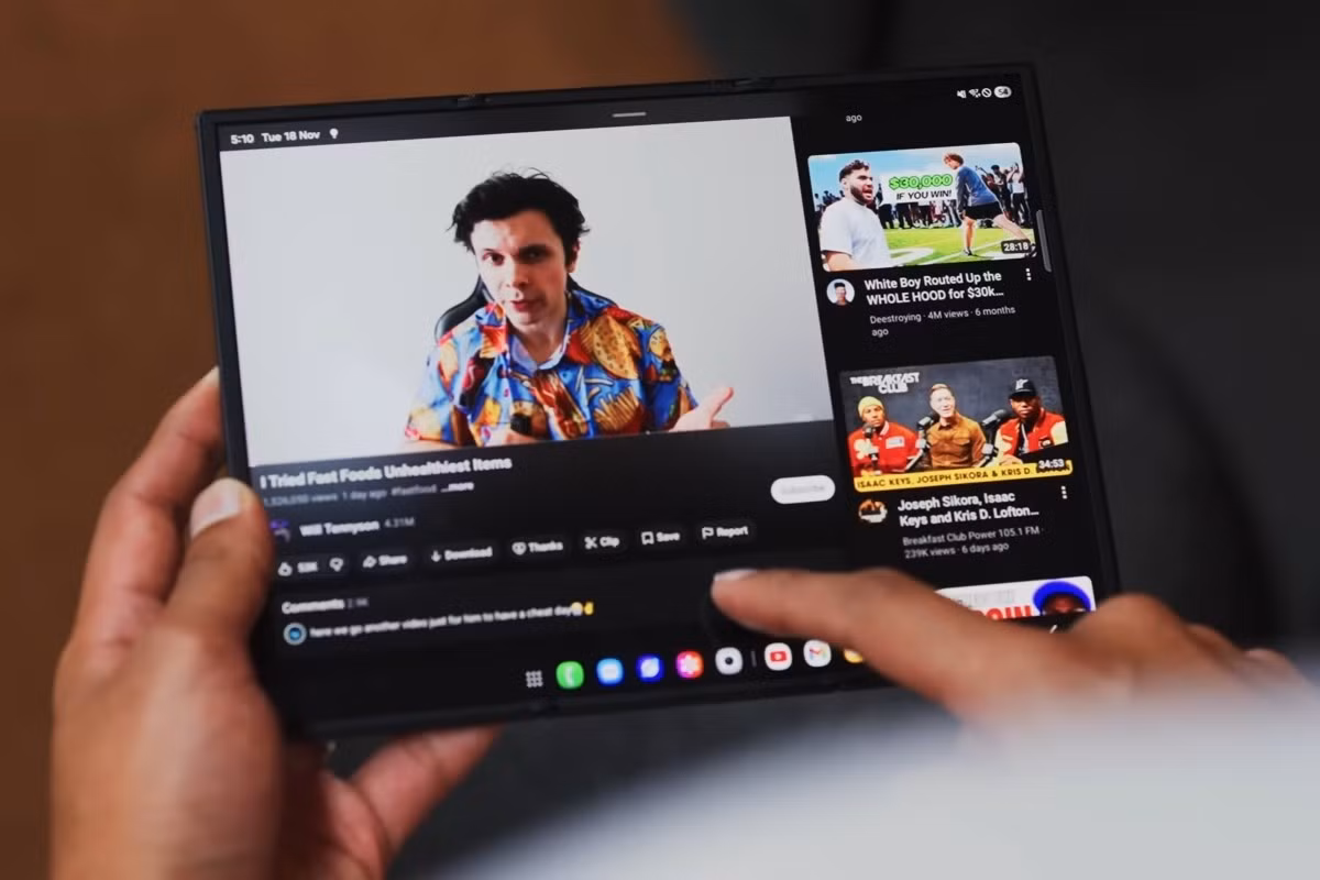 Nhờ vào kích thước màn hình lên đến 10 inch, Samsung Galaxy Z TriFold sở hữu lợi thế rất lớn về lượng thông tin có thể hiển thị so với máy gập 2. Nhờ vào thời gian dài làm máy tính bảng, phần mềm trên Galaxy Z TriFold được tối ưu rất tốt cho màn hình lớn khi gần như ít có không gian trên màn hình bị bỏ trống.