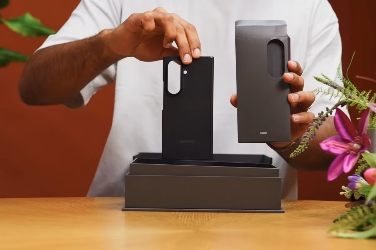 Với ốp lưng một mảnh, món phụ kiện này được hoàn thiện từ chất liệu nhựa cứng khá mỏng, bề mặt nhám với hoạ tiết vân carbon tựa như mặt lưng của máy. Ở cạnh ốp là sự xuất hiện của miếng bảo vệ bản lề có khả năng đóng mở linh hoạt khi gập máy.