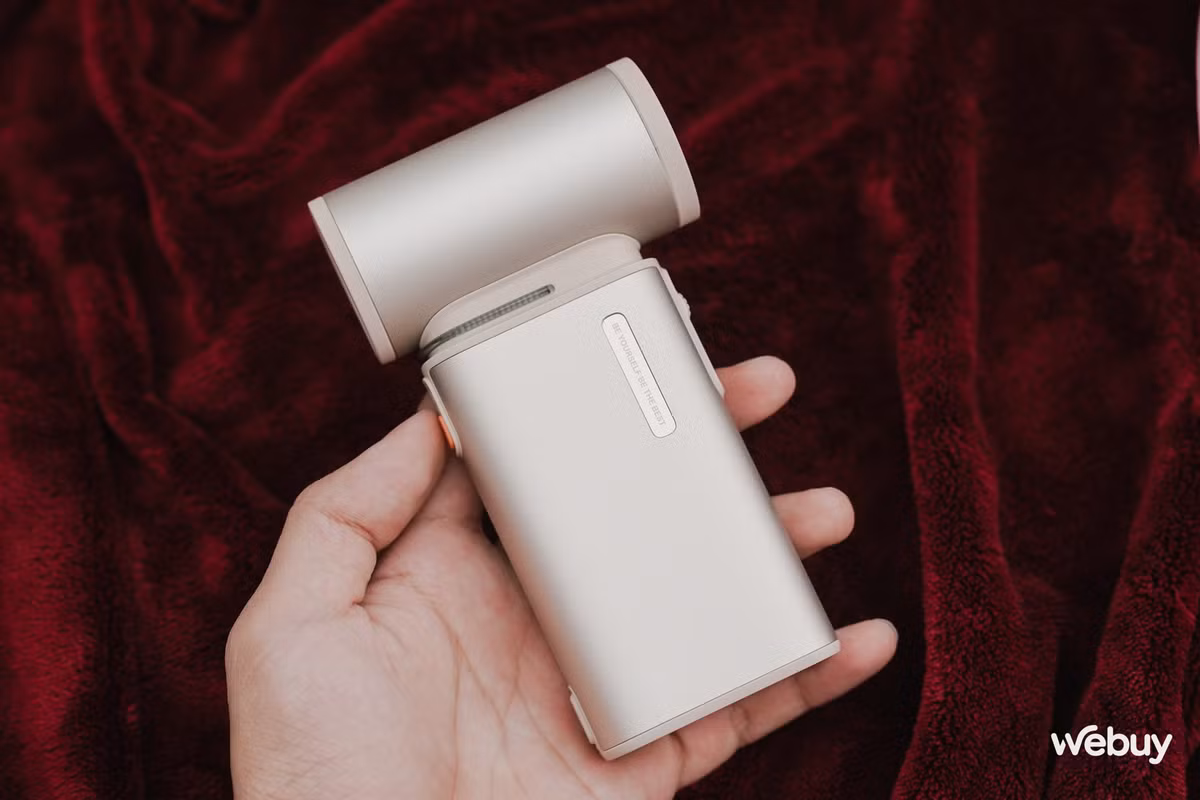 Jisulife Ultra1 có thiết kế tối giản với kích thước nhỏ gọn, dễ dàng cầm nắm và mang theo bên mình. Vỏ ngoài được làm từ hợp kim nhôm, tạo cảm giác chắc chắn và tăng độ bền khi sử dụng lâu dài. Khác với nhiều mẫu quạt cầm tay trên thị trường, Ultra1 được trang bị núm xoay dạng con lăn, cho phép người dùng điều chỉnh tốc độ từ 1% đến 100%, hiển thị trực quan thông qua màn hình LED. Cấu trúc này giúp việc kiểm soát luồng gió trở nên đơn giản và chính xác hơn, đáp ứng nhu cầu sử dụng linh hoạt.