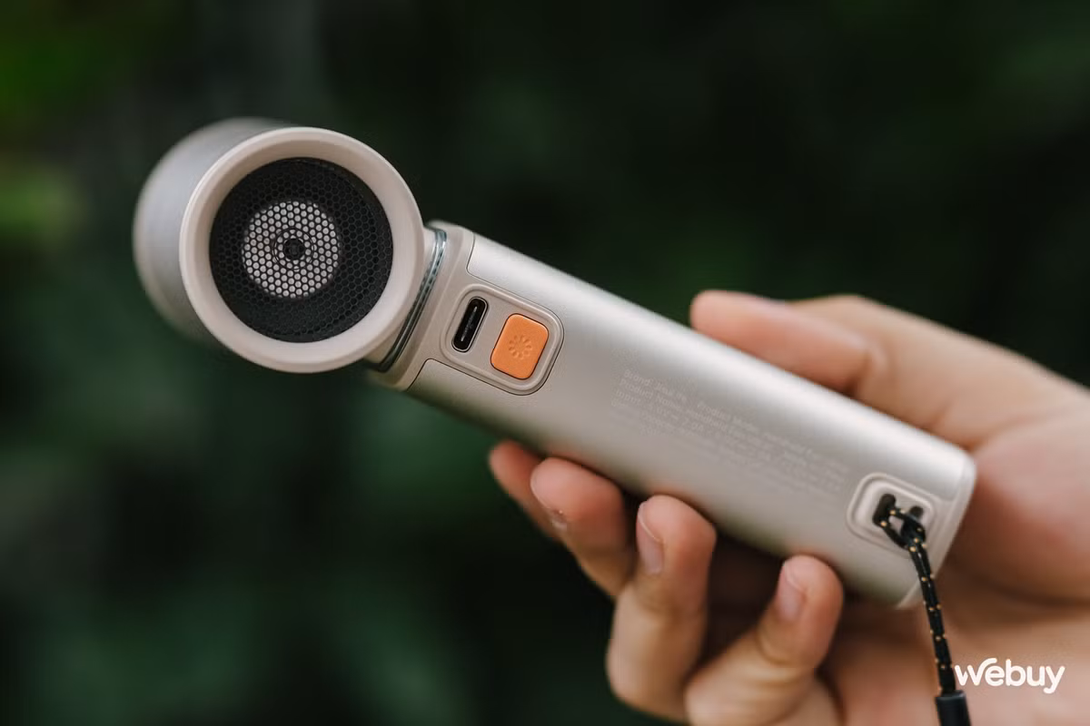 Qua quá trình trải nghiệm, Jisulife Ultra1 thể hiện rõ ưu điểm ở khả năng làm mát nhanh chóng, luồng gió mạnh và ổn định. Thiết kế điều chỉnh dạng núm xoay giúp thao tác mượt mà, dễ dàng thay đổi tốc độ theo ý muốn mà không gặp hiện tượng giật hay lag. Tuy nhiên, khi đẩy lên mức 100%, tiếng ồn có thể nhận thấy rõ rệt, phù hợp với môi trường ngoài trời hoặc nơi công cộng hơn là không gian làm việc yên tĩnh.