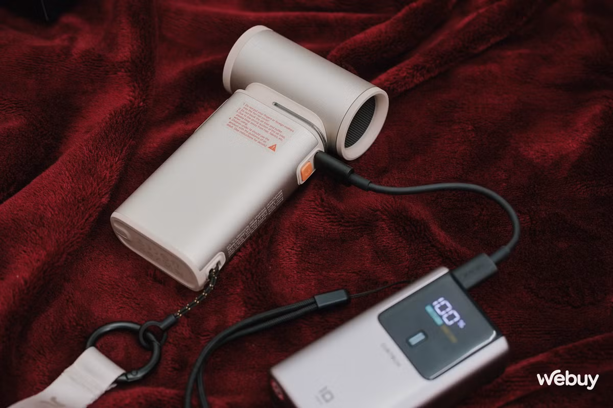 Quạt có viên pin dung lượng lên tới 9.000mAh. Thời gian sạc đầy pin mất khoảng 2,5 giờ với công nghệ sạc nhanh 18W, một con số khá hợp lý với dung lượng pin lớn. Tuy nhiên, khi sử dụng ở tốc độ cao nhất, độ ồn ghi nhận đạt mức khoảng 50 dB, tương đương với tiếng quạt gió thông thường, nhưng có thể gây chút khó chịu trong không gian yên tĩnh.