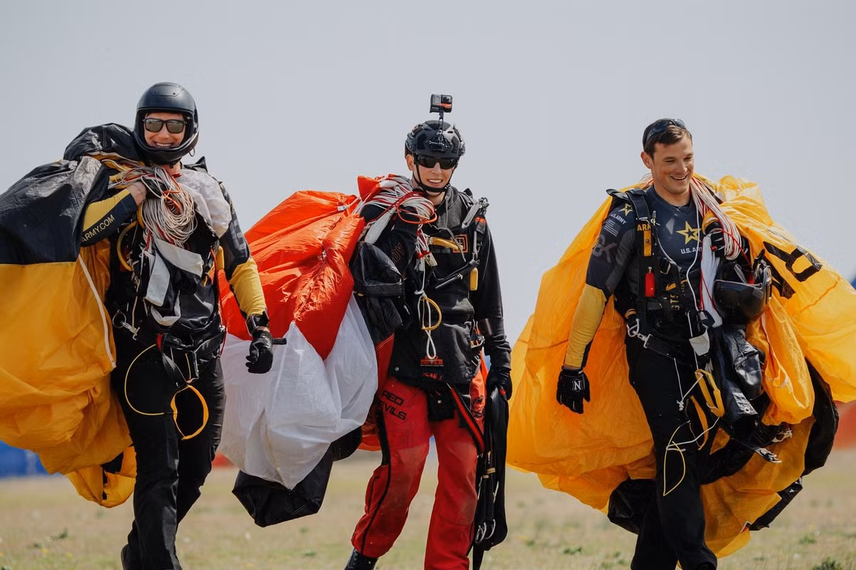 Đội hình này được điều khiển bởi Hạ sĩ Stephen Handley, Hạ sĩ Cameron Clark và Hạ sĩ Ryan Moult của đội Red Devils, cùng với Trung sĩ Nhất Morgan George, Trung sĩ Nhất Ryan O'Rourke và Trung sĩ Nhất Nahu Ramirez của đội Golden Knights. Ảnh chụp mặt đất được chụp bởi Trung sĩ Không quân Sara Garavuso; ảnh chụp trên không bởi Trung sĩ Không quân Ollie Goss.