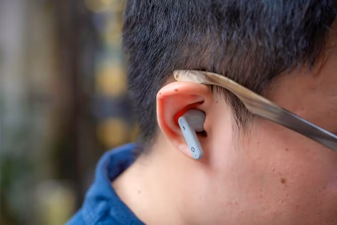 Thiết bị cũng có nhiều yếu tố công nghệ tương tự các tai nghe trên thị trường như đèn LED nhỏ trên thân tai báo trạng thái hoạt động và kết nối, nút cảm ứng. Tuy nhiên, việc đặt nút cảm ứng trên đèn báo hiệu khiến người dùng có thể gặp khó khăn trong một số thao tác vừa phải bấm vừa phải nhìn đèn, ví dụ khi kết nối, khôi phục cài đặt gốc.