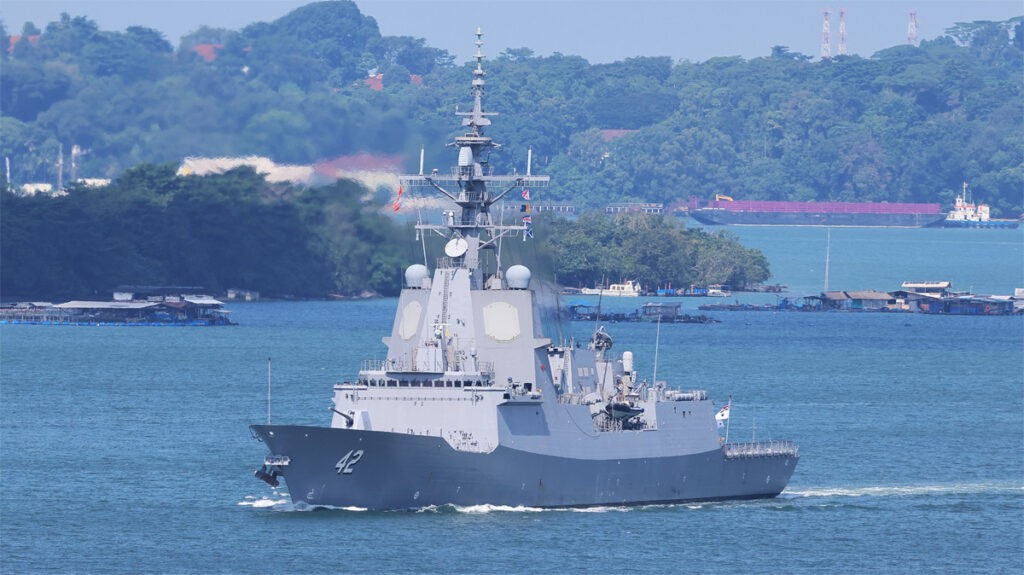 Tàu khu trục lớp Hobart HMAS Sydney của Hải quân Hoàng gia Úc cũng đến Singapore vào ngày 25/6 để tham gia nhóm tác chiến tàu sân bay do Anh dẫn đầu. (Nguồn ảnh: Mike Yeo)