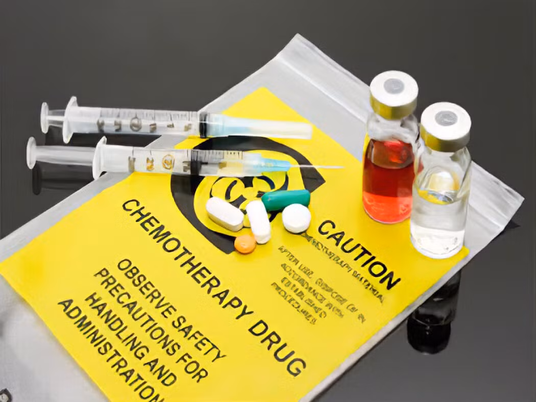 Trong khi các phương pháp điều trị truyền thống như hóa trị, dù hiệu quả trong việc tiêu diệt tế bào ung thư, có thể gây ra tác dụng phụ nghiêm trọng do tác động lên toàn bộ cơ thể, thì mục tiêu của y học hiện đại là tạo ra những hệ thống dẫn truyền "thông minh", những "người đưa thư" tí hon có thể di chuyển trong cơ thể người, nhận biết đích đến cụ thể và chỉ vận chuyển thuốc điều trị đến nơi cần thiết.