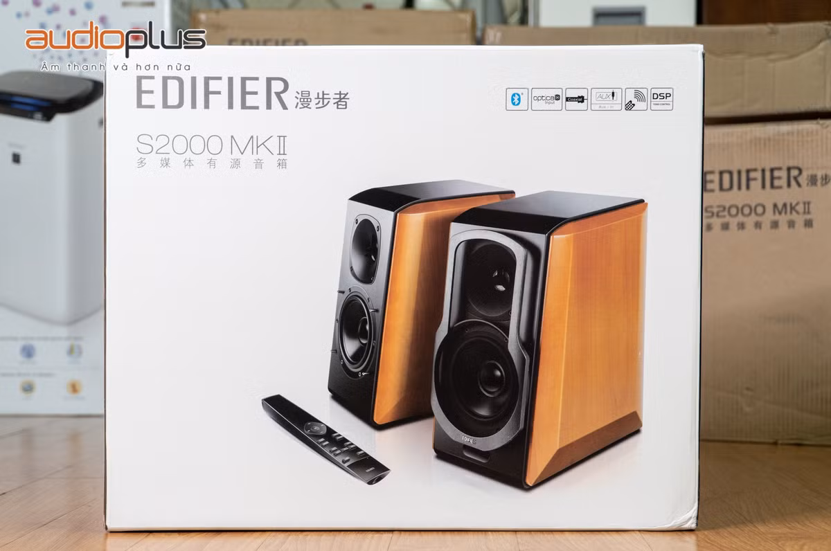 Edifier S2000MKII là dòng loa cao cấp được thiết kế cho trải nghiệm âm thanh toàn phòng, với công suất đầu ra tối đa 130 watt. Loa được trang bị loa tweeter màng loa phẳng và loa trầm 5,5 inch, cùng với kết nối Bluetooth 5.0 cho âm thanh ổn định với độ trễ thấp. Hơn nữa, lớp hoàn thiện mờ và thùng loa sơn mài có mặt hông bằng gỗ óc chó, không chỉ tăng thêm vẻ ngoài cao cấp mà còn góp phần mang đến chất lượng âm thanh tuyệt hảo, có khả năng truyền tải âm thanh lossless.