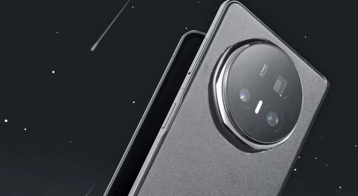 Cụm ba camera sau gồm: camera chính 50 megapixel khẩu độ f/1.6, camera tele 64 megapixel khẩu độ f/2.5 và camera góc siêu rộng 50 megapixel khẩu độ f/2.2. Ở mặt trước, máy có hai camera 20 megapixel khẩu độ f/2.2.