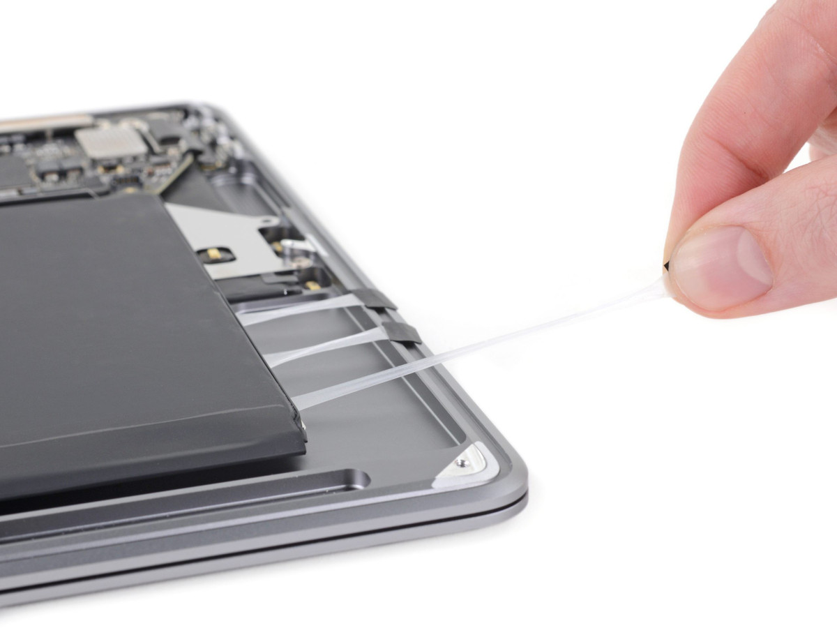 Các thay đổi khác cũng góp phần giúp MacBook Neo dễ sửa chữa hơn gồm: cấu trúc tháo lắp phẳng, phần mềm Trợ lý Sửa chữa (Repair Assistant) dường như chấp nhận linh kiện thay thế mà không gặp trở ngại, cùng với màn hình và bàn phím dễ thay thế hơn.