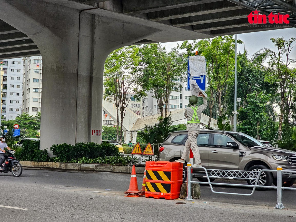 Làn đường dành riêng cho ô tô được phân định rõ bằng rào chắn và biển báo.