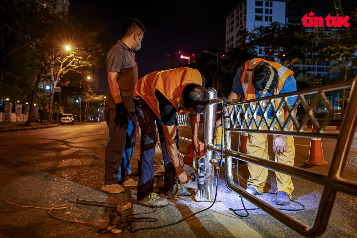 Hàng rào thép cứng được cố định chắc chắn vào mặt đường, ngăn cách làn ô tô và xe hỗn hợp.