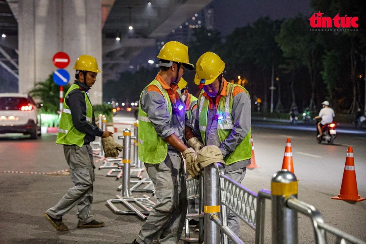 Mũi thi công số 2 đang hoàn thiện dải phân cách cứng trên đường Phạm Văn Đồng.