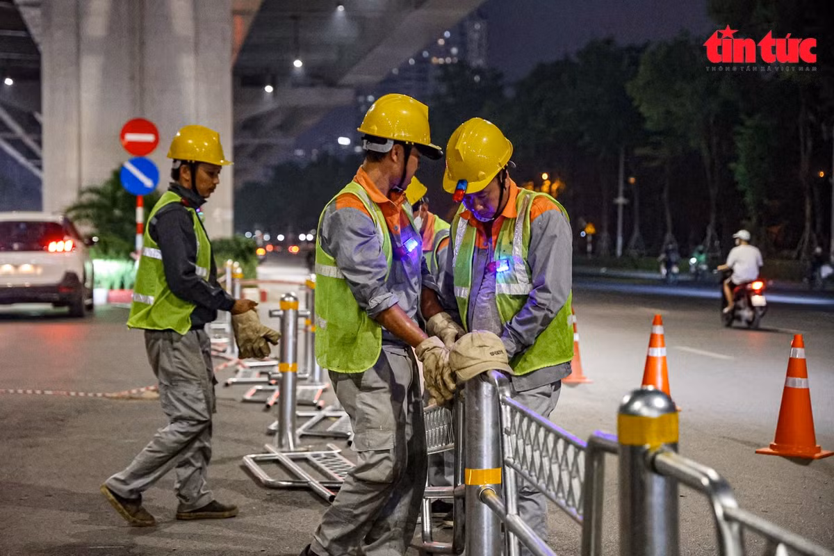 Mũi thi công số 2 đang hoàn thiện dải phân cách cứng trên đường Phạm Văn Đồng.