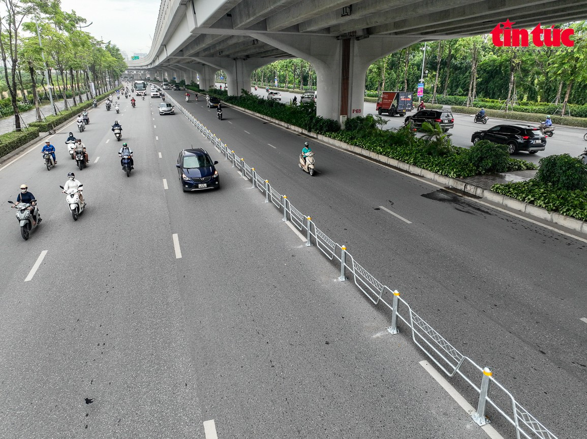Toàn cảnh một đoạn tuyến đã hoàn thành rào phân làn cứng trên đường Phạm Văn Đồng.