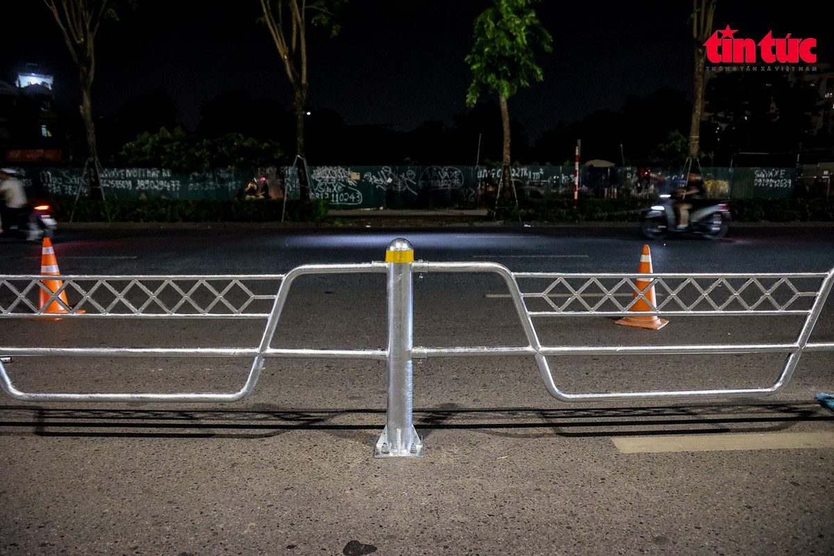 Cận cảnh hàng rào thép mạ kẽm dùng để phân làn giữa ô tô và xe máy.