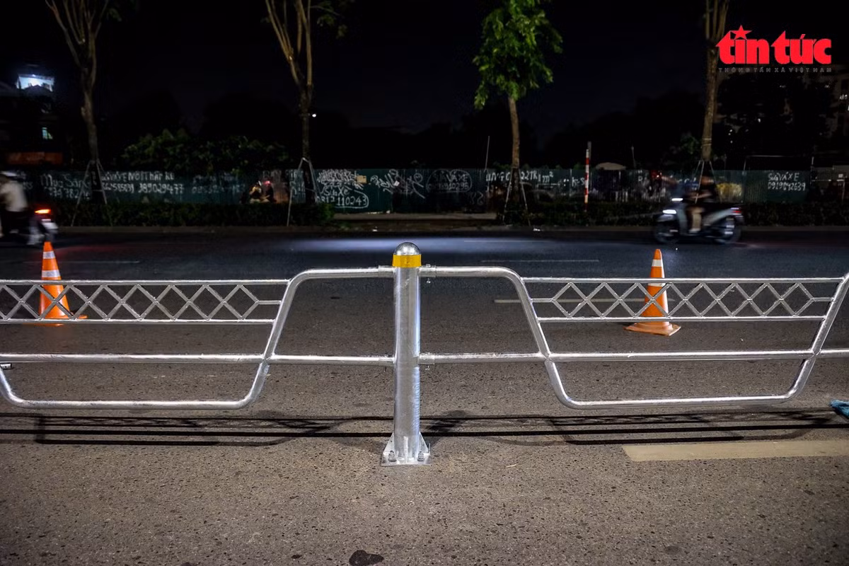 Cận cảnh hàng rào thép mạ kẽm dùng để phân làn giữa ô tô và xe máy.