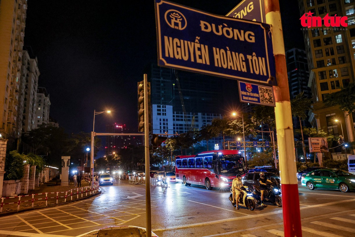 Rào chắn đang được lắp đặt trên đường Võ Chí Công đoạn giao cắt với đường Nguyễn Hoàng Tôn.