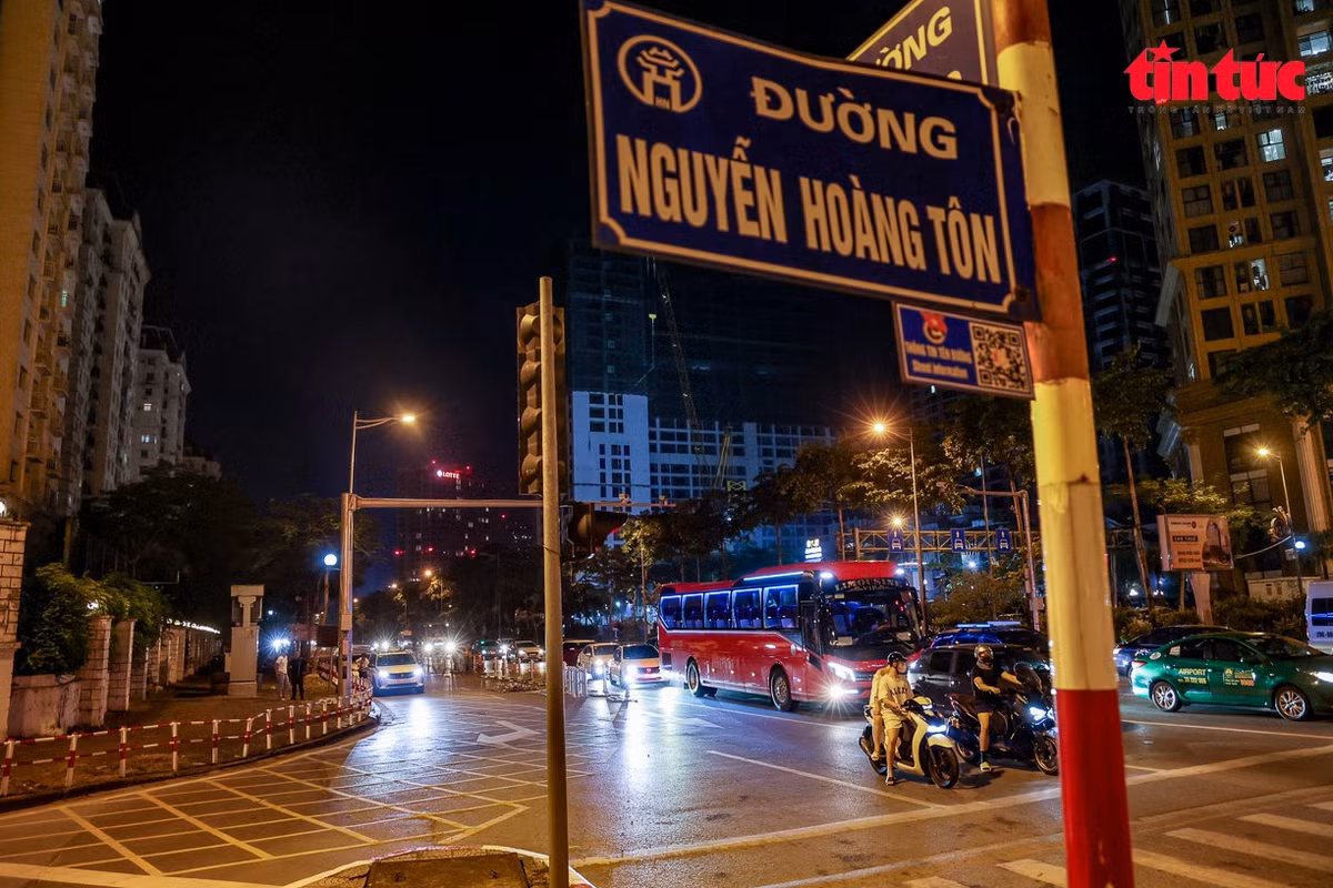 Rào chắn đang được lắp đặt trên đường Võ Chí Công đoạn giao cắt với đường Nguyễn Hoàng Tôn.