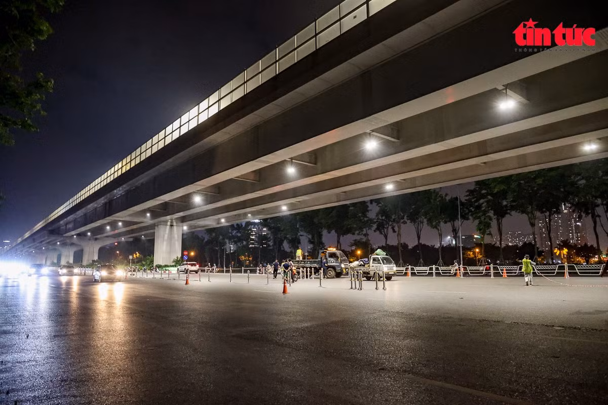 Toàn cảnh một đoạn tuyến đã hoàn thành rào phân làn cứng trên đường Phạm Văn Đồng.