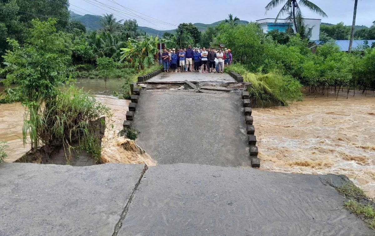 Cầu Cây Sung bị lũ làm sập chia cắt, cô lập khoảng 1.280 người. 1000022816.jpg