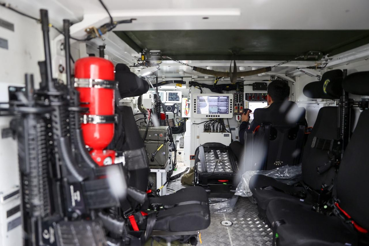 Các trang bị được báo cáo bao gồm camera cho người lái, hệ thống liên lạc nội bộ, hệ thống vô tuyến, GPS-INS, tùy chọn điều khiển từ xa, camera chụp ảnh môi trường, màn hình hiển thị cho người lái và chỉ huy, màn hình hiển thị dữ liệu xe và hệ thống sưởi ấm và làm mát bên trong nhằm duy trì cả hiệu suất làm việc của kíp lái và độ tin cậy của thiết bị điện tử.