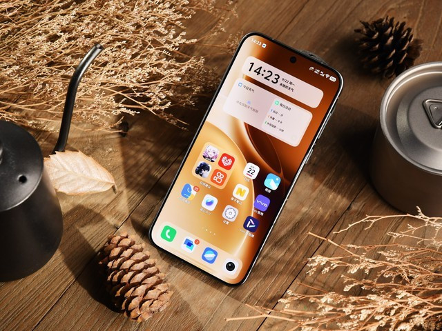 Trong khi đó, vivo X300 hướng đến người dùng ưa thích thiết kế nhỏ gọn hơn với màn hình 6,31 inch LTPO 8T, độ phân giải 1.216 x 2.640 pixel, tần số quét 120 Hz, cùng chip Dimensity 9500, RAM 16 GB và bộ nhớ trong 512 GB. Pin của máy có dung lượng 6.040 mAh, hỗ trợ sạc nhanh 90 W và sạc không dây 40 W.