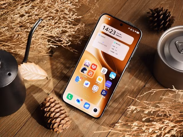 Trong khi đó, vivo X300 hướng đến người dùng ưa thích thiết kế nhỏ gọn hơn với màn hình 6,31 inch LTPO 8T, độ phân giải 1.216 x 2.640 pixel, tần số quét 120 Hz, cùng chip Dimensity 9500, RAM 16 GB và bộ nhớ trong 512 GB. Pin của máy có dung lượng 6.040 mAh, hỗ trợ sạc nhanh 90 W và sạc không dây 40 W.