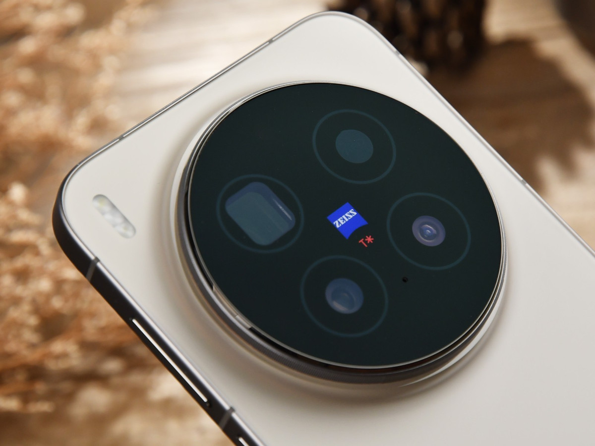 Phiên bản vivo X300 Pro được trang bị cụm ba camera ZEISS, trong đó nổi bật là cảm biến chính Sony LYT-828 độ phân giải 50 MP, kích thước 1/1.28 inch, khẩu độ f/1.57 và hỗ trợ chống rung gimbal OIS.