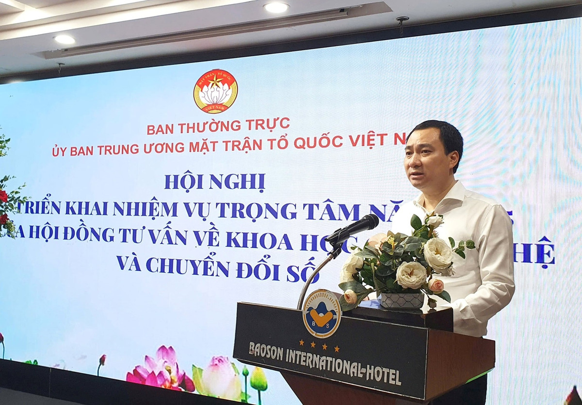 Ông Vũ Văn Tiến, Trưởng ban Tuyên giáo, Phó Chủ nhiệm Hội đồng tư vấn về Khoa học công nghệ và chuyển đổi số UBTƯ MTTQ Việt Nam phát biểu tại Hội nghị. Ảnh: Thế Quảng.