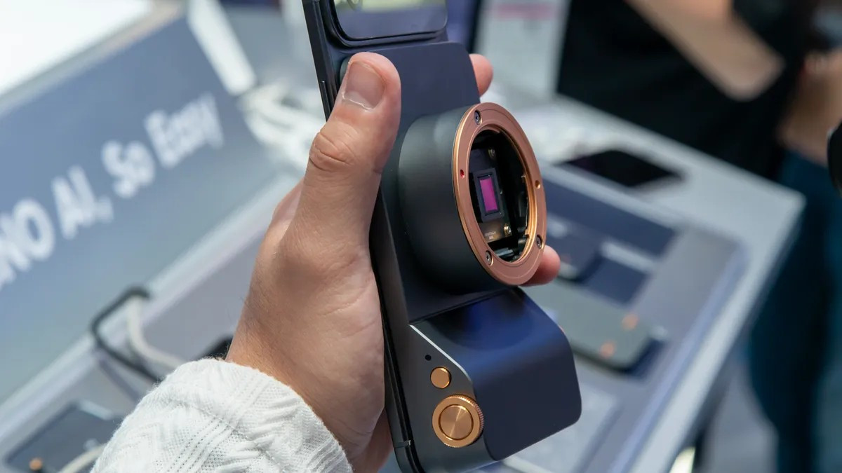 Điểm đặc biệt là Telephoto Lens kết nối không dây với điện thoại và sử dụng màn hình máy làm khung ngắm. Khi trải nghiệm thực tế, khung ngắm có độ trễ khá rõ, dù có thể do môi trường nhiễu sóng. Nó kết bối với smartphone thông ưua wifi.