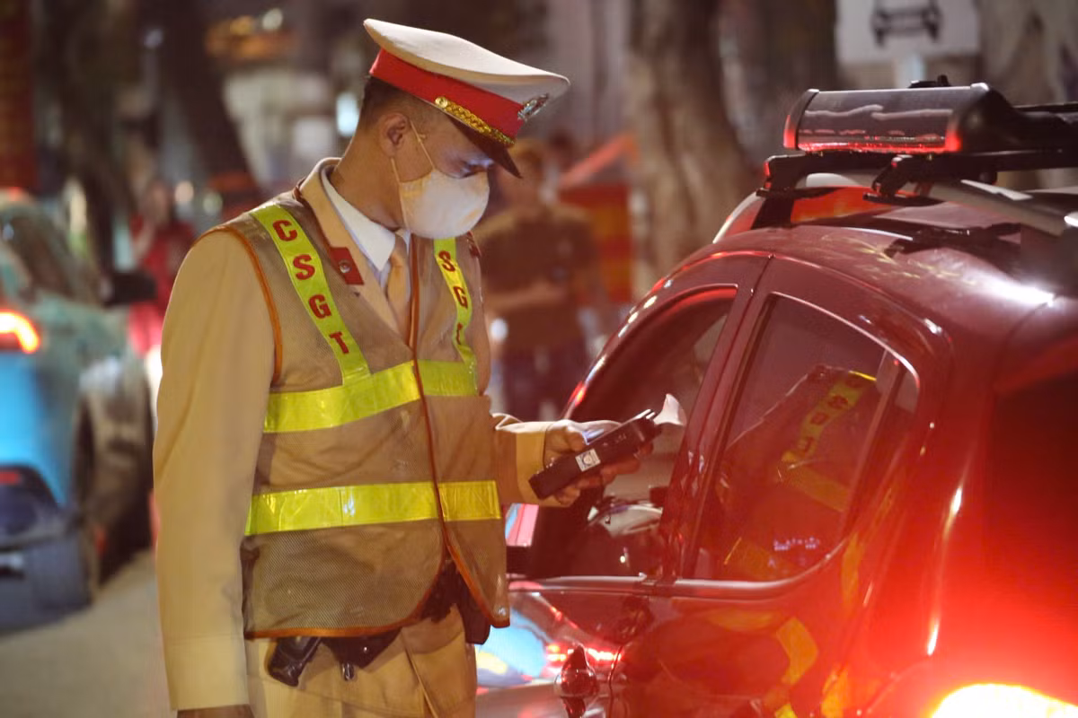 CSGT Hà Nội duy trì kiểm soát nồng độ cồn trong dịp Tết Nguyên đán.