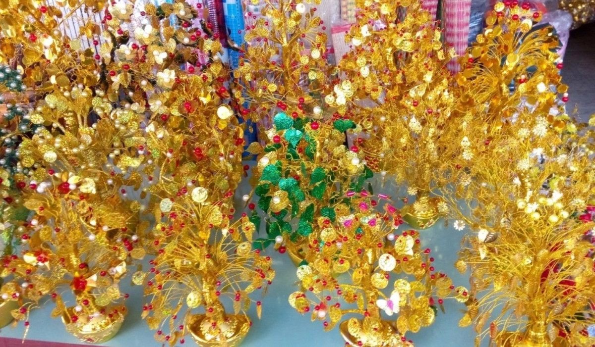 Hoa cúng cần giữ nguyên bản, không dùng hoa giả, cành vàng lá ngọc nhân tạo