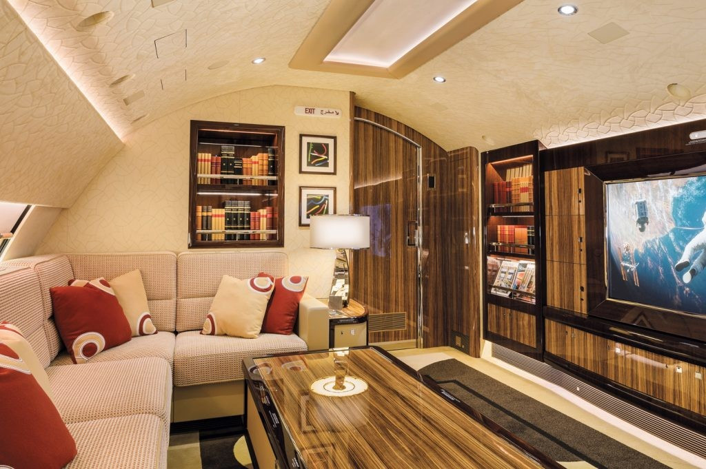 Phía sau khu vực sinh hoạt là không gian vui chơi cho trẻ em và khu vực phi hành đoàn. 747-8 có tầng trên lớn nhất trong số các máy bay 747, do đó có thể thoải mái chứa phi hành đoàn và các phòng khác.