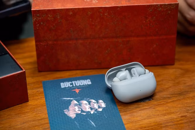 Gạch là tai nghe không dây True Wireless đầu tiên do nhóm nhạc thực hiện với thương hiệu Velasboost. Mức giá gần 800.000 đồng tương đương một số sản phẩm từ Xiaomi, Huawei. Điểm đặc biệt là phần âm thanh được tinh chỉnh bởi các thành viên của Bức Tường, đồng thời trên tai nghe mang nhiều dấu ấn của ban nhạc Việt.