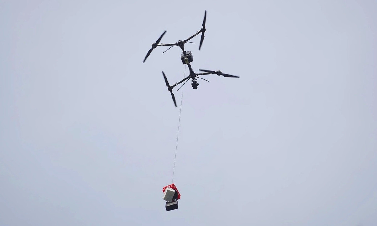 Thành phố triển khai thí điểm drone trong khuôn khổ mô hình “sandbox” được khởi động từ năm 2024. Đại diện Sở Khoa học và Công nghệ nhấn mạnh, việc này không phải vì drone là công nghệ “thời thượng”, mà bởi logistics đô thị là một bài toán khó, không chỉ về mặt công nghệ mà còn liên quan trực tiếp tới an toàn không phận.