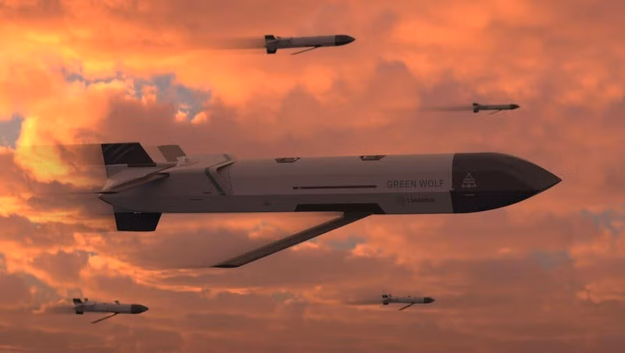 Phương tiện phóng tên lửa chạy bằng động cơ phản lực turbo, dài 1,82 mét, có các cánh ổn định và điều khiển có thể gập lại, và có thể mang tải trọng lên đến 11,4 kg. Theo L3Harris, Red Wolf bay ở tốc độ cận âm và có tầm bay hơn 200 hải lý (khoảng 230 dặm/370 km) ở độ cao thấp, với thời gian hoạt động liên tục hơn 60 phút.