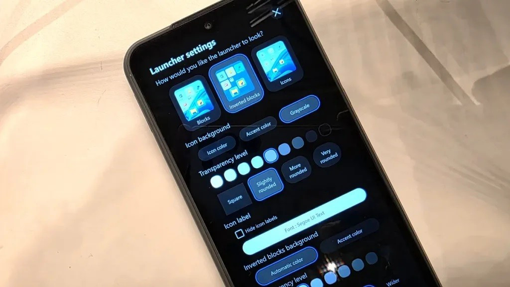 Nex Computer cũng cho biết họ đã xây dựng một giao diện Mobile UI riêng cho Windows, nhằm giúp việc thao tác trên màn hình nhỏ dễ dàng hơn so với giao diện Windows mặc định. Giới hạn lớn nhất khi dùng Linux hoặc Windows trên điện thoại là kích thước màn hình.