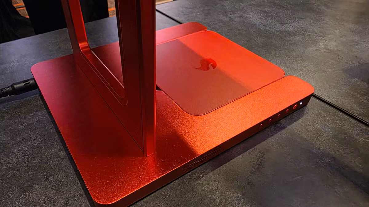 Ngoài ra còn có một nguyên mẫu khác có độ mỏng tương tự nhưng là hình vuông được thiết kế để gắn vào chân đỡ có màn hình như một chiếc máy tính All - in - One cực kỳ độc đáo.