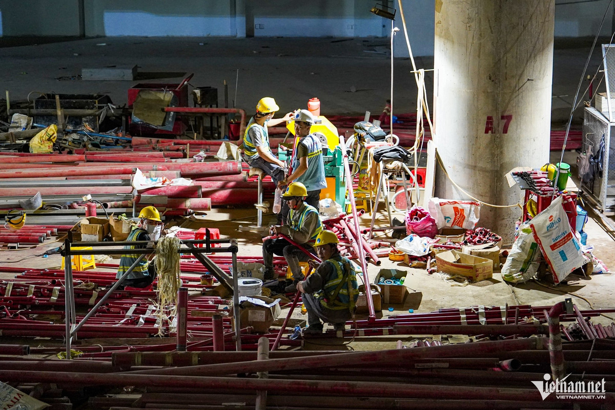 Tại nhà ga hành khách, hàng trăm công nhân miệt mài lắp đặt hệ thống phòng cháy chữa cháy, điều hòa, chiếu sáng, thang máy, thang cuốn…