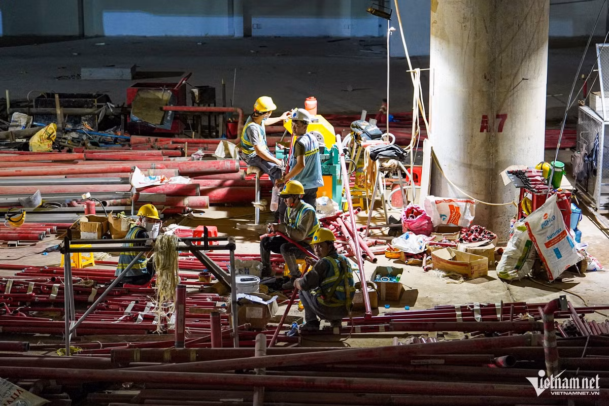 Tại nhà ga hành khách, hàng trăm công nhân miệt mài lắp đặt hệ thống phòng cháy chữa cháy, điều hòa, chiếu sáng, thang máy, thang cuốn…