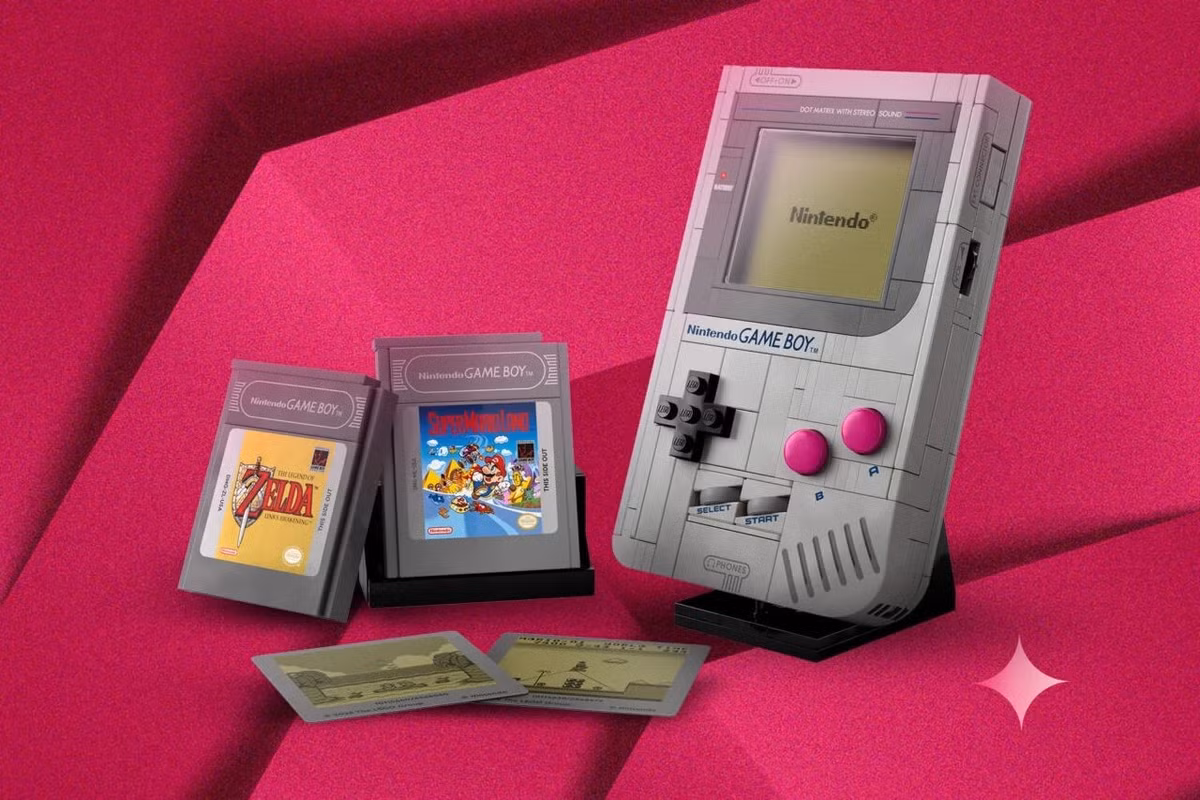 Trò chơi Lego Boy - Thêm một chiếc máy chơi game Retro Nitendo cổ điển ở cuối danh sách các sản phẩm dưới 100 đô. Bản sao gần như 1:1 của Game Boy năm 1989 này chắc chắn sẽ khiến bất kỳ cuối tuần nào cũng trở nên thú vị hơn. Lego đã nỗ lực hết sức để làm cho các nút bấm có thể nhấn được, bao gồm các bộ Game Pak có thể hoán đổi và cung cấp màn hình trò chơi dạng thấu kính có thể hoán đổi.