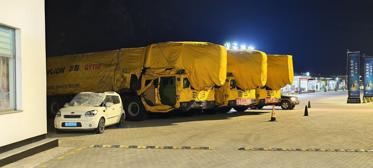 Theo mô tả trong tài liệu đã công bố, các bệ phóng được ngụy trang bên ngoài dưới dạng cần cẩu di động cỡ lớn, với hình dạng thân xe, vỏ bọc và các dấu hiệu tương tự như thiết bị xây dựng hạng nặng.