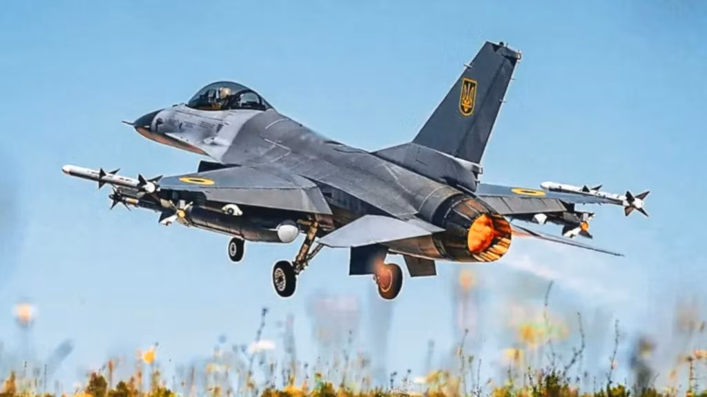Hình ảnh trước đây về F-16 Ukraine mang tên lửa AIM-120 AMRAAM, AIM-9L/M, thùng dầu phụ dưới cánh và giá treo Terma tích hợp hệ thống phòng vệ.
